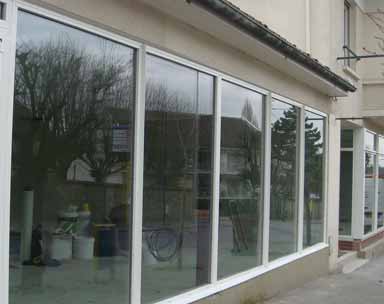 Vitrier Saint Denis : Installation de vitrine de magasin